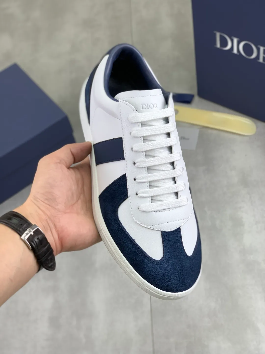 Men's shoes 💰P360 New Dior B01 moral training shoes, white first-layer cowhide, original molded outsole. New to the fall collection, this sneaker marks the return of a Dior classic, reinterpreted in a stylish and elegant silhouette. Crafted from white smooth first-grain cowhide with a tonal silk sheepskin lining, it features the Dior logo on the tongue and inner sides, and a CD icon on the heel. Paired with Tpu anti-slip soles of the same color, it can be matched with various styles to create a sophisticated look.  Code number: 38-44
